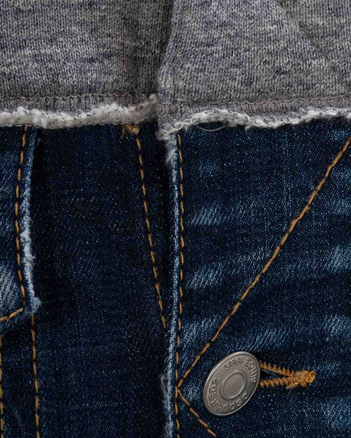 shop DSQUARED2 Saldi Giacchetto: Dsquared2 denim jacket.
Cappuccio.
Maniche lunghe.
Due tasche a filetto.
Taschine a toppa con pattina.
Dettagli in felpa di cotone.
Toppa logata.
Composizione: 100% Cotone.
Fabbricato in Italia.. S74HG0158 STJ392-961 number 4913709